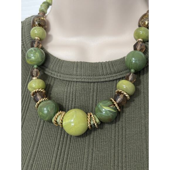 Women's Chunky Green Beaded Gold Accent Necklace Statement BOHO Artsy Retro - Picture 1 of 5